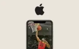 iPhone avec un match de football à l'écran